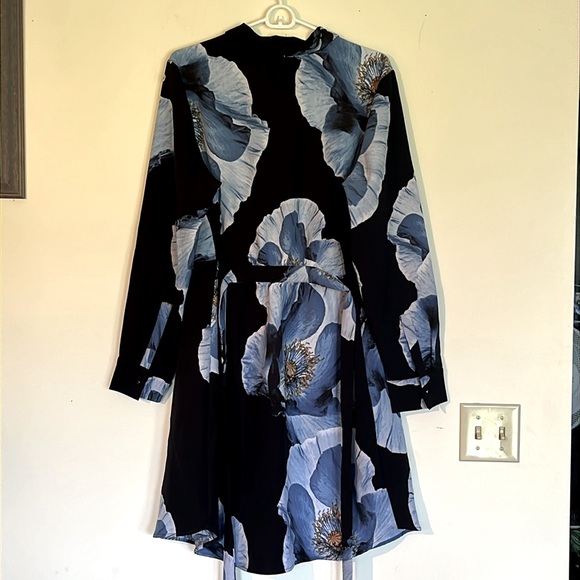 Le Chateau floral long sleeve dress - Picture 8 of 8